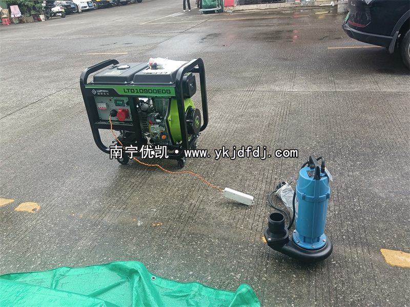 2024年8月13日，客戶到店自提8KW柴油發(fā)電機(jī)組